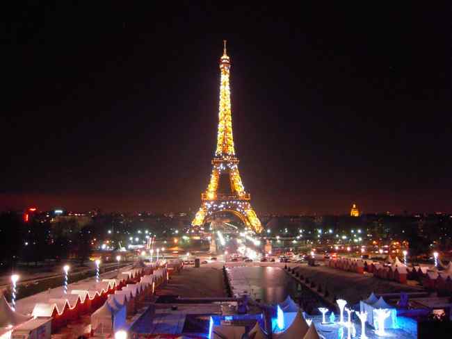 Christmas market in front of the Eiffel Tower